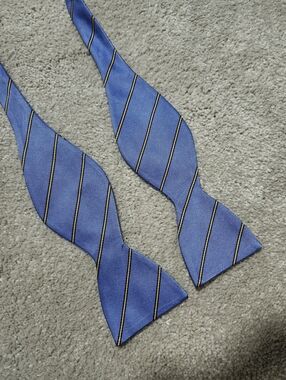 W.H.Belk 100% Silk Woven Adjustable Self Bow Tie